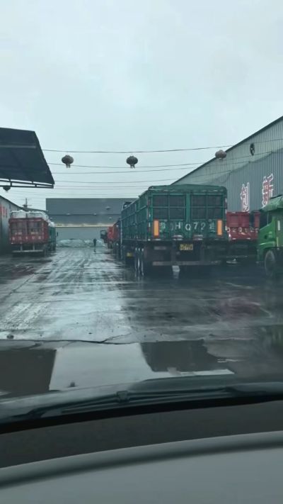 20多年有机肥厂家，下雨天也不耽误装车发货，用有机肥料选大厂家 做到了售前有服务，售后有保障。感谢每一位新老客户的支持与信任😃