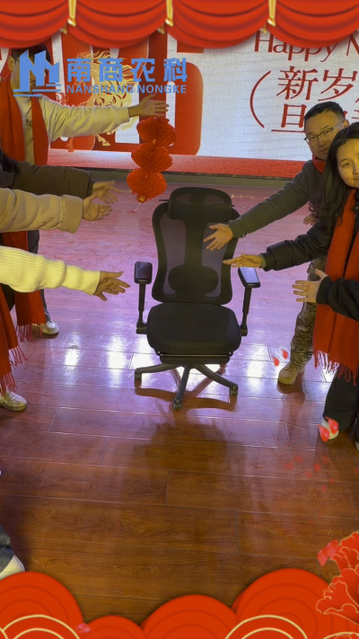 🎇 元旦快乐，温暖相伴 🎇时光匆匆，感恩 2025 年每一份支持与陪伴！从猪场到工厂，南商农科的成长，离不开每一位合作伙伴与家人的信赖！2026 年，我们将继续以贴心服务和硬核设备，陪您一路前行，养殖